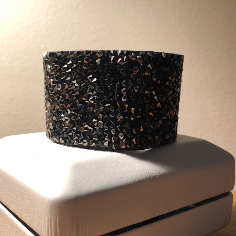 Magnetic close cuff bracelet